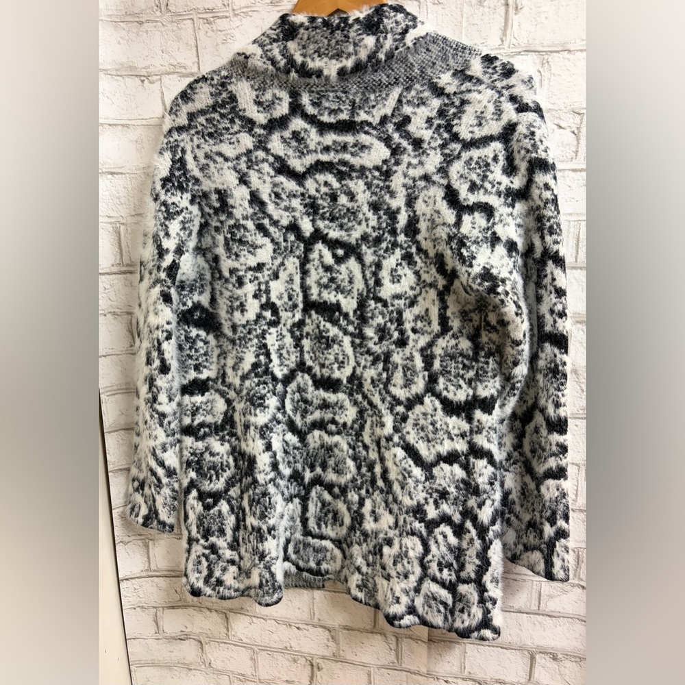 Kismet Black & White Open-Front Patterned Cardigan With Pockets - Picture 2 of 7